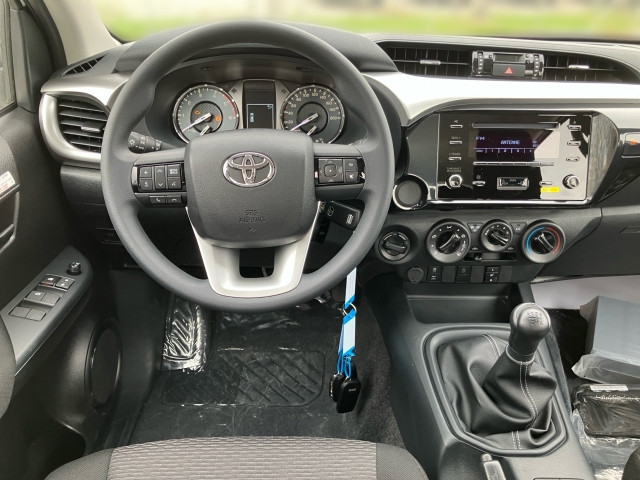 Bild 3: Toyota Hilux 2,4 l Double Cab 6 M/T 4X4 Country