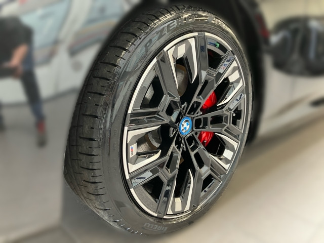 Bild 4: BMW i5 M60 xDrive Limousine G60