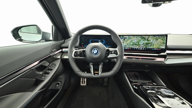 Bild 1: BMW i5 xDrive40 Limousine G60