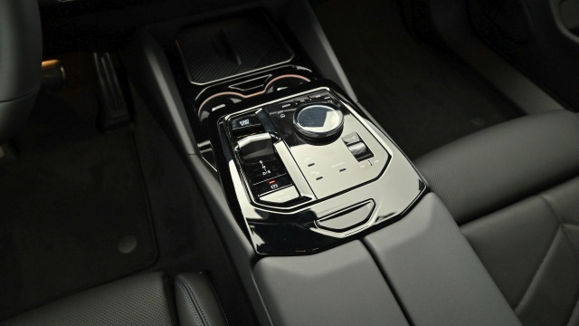 Bild 3: BMW i5 xDrive40 Limousine G60