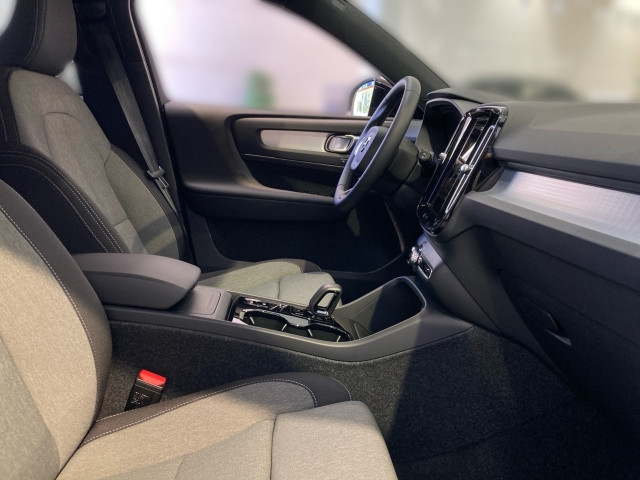 Bild 3: VOLVO PKW XC40 Plus, B3 Mild Hybrid, Benzin, Dark