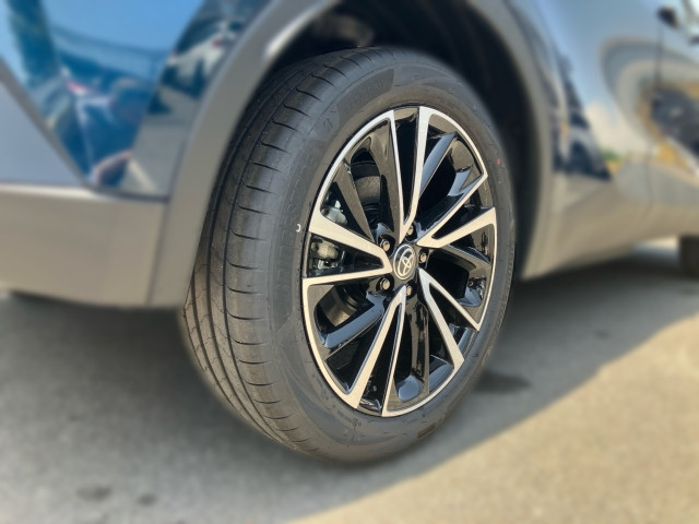 Bild 4: Toyota C-HR - 2,0 l Plugin 4x2  Lounge CVT