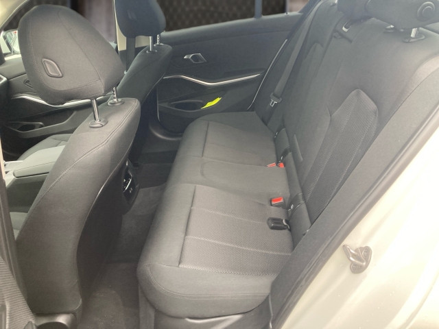 Bild 8: BMW 318d 48 V Aut.