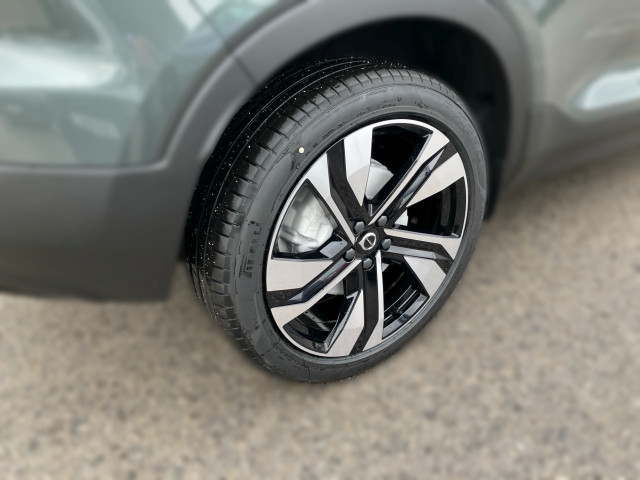 Bild 4: VOLVO PKW XC40 Plus, B3 Mild Hybrid, Benzin, Dark