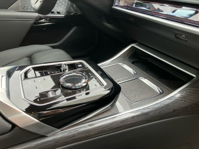 Bild 9: BMW 750e xDrive Limousine G70 XB1