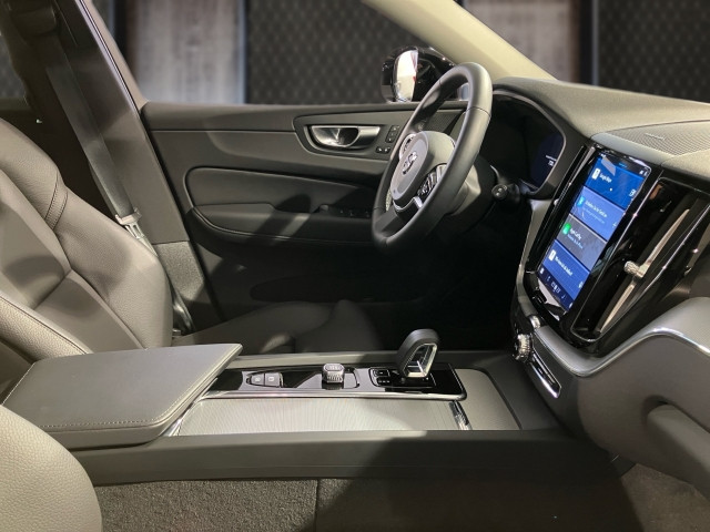 Bild 5: VOLVO PKW XC60 Plus, T6 Plug-in Hybrid, Elektrisch/Benzin, Dark