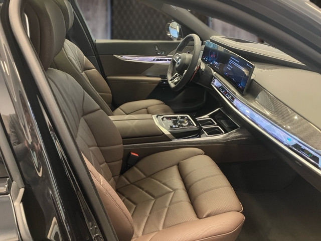 Bild 8: BMW M760e xDrive Limousine G70 XB1
