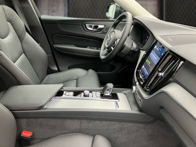 Bild 5: VOLVO PKW XC60 Plus, T6 Plug-in Hybrid, Elektrisch/Benzin, Dark