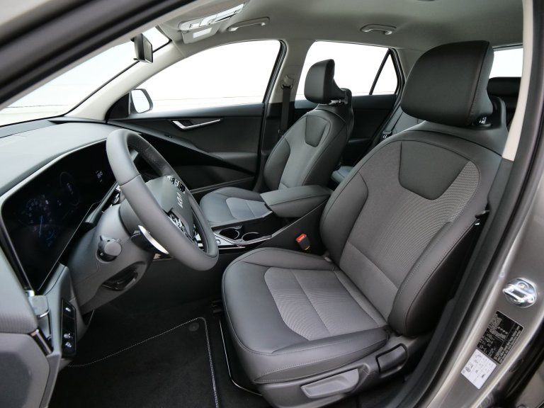 Bild 12: Kia NIROEV/SILBER/E-MOTOR/64,8KWH/AT/204