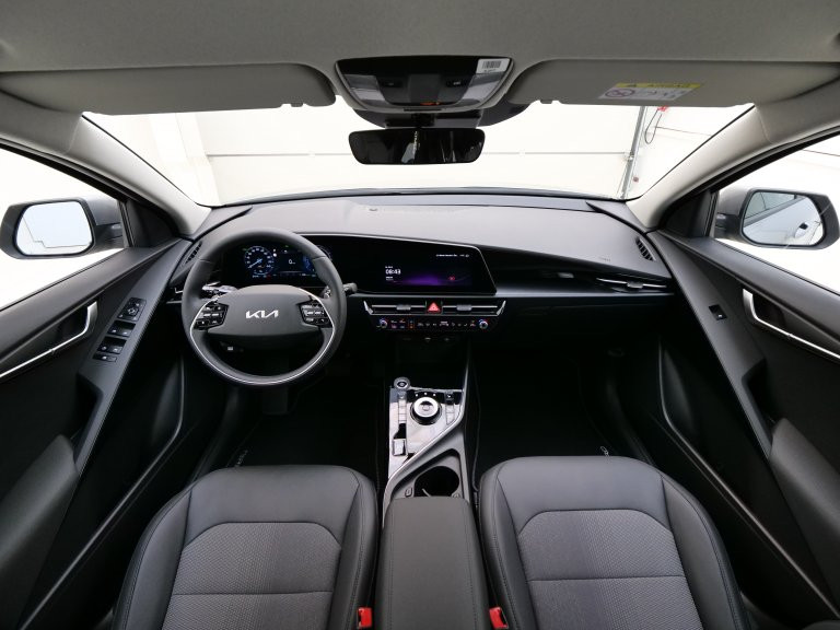 Bild 6: Kia NIROEV/SILBER/E-MOTOR/64,8KWH/AT/204