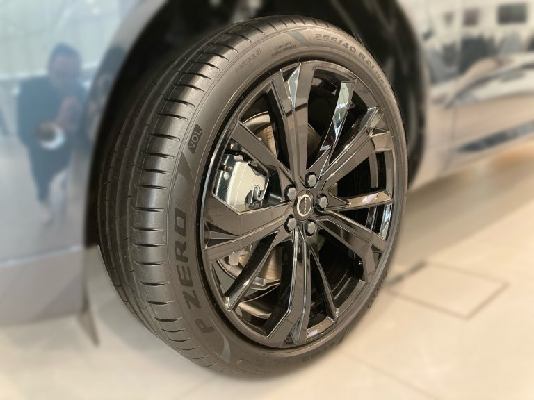 Bild 4: VOLVO PKW XC60 Black Edition Plus, T6 AWD Plug-in Hybrid, Elektrisch/B