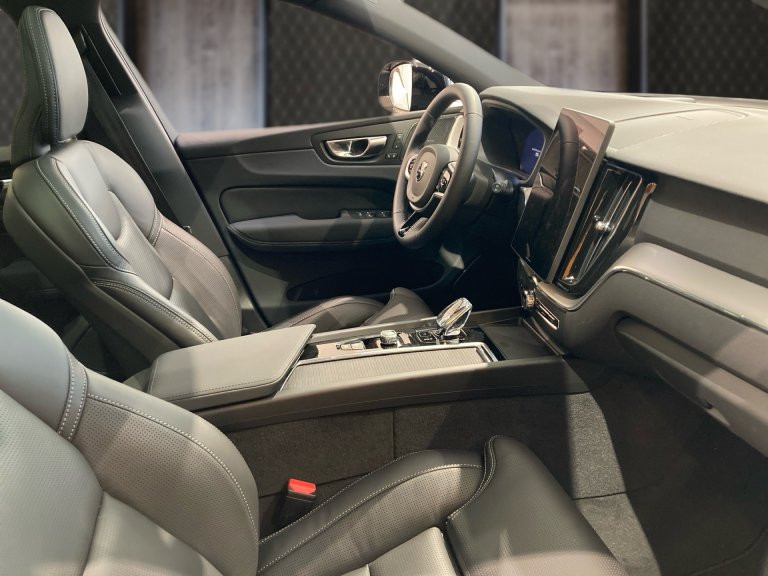 Bild 5: VOLVO PKW XC60 Black Edition Plus, T6 AWD Plug-in Hybrid, Elektrisch/B