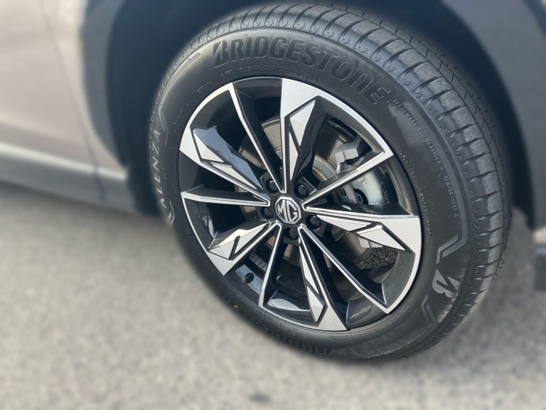 Bild 9: MG HS HEV Luxury Lenkradhzg. 25.5