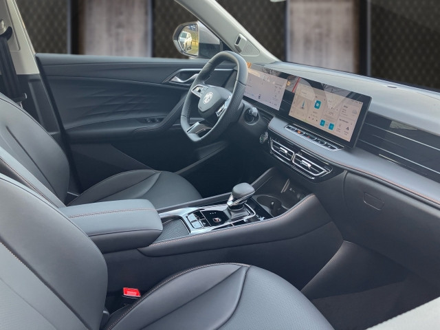 Bild 10: MG HS HEV Luxury Lenkradhzg. 25.5