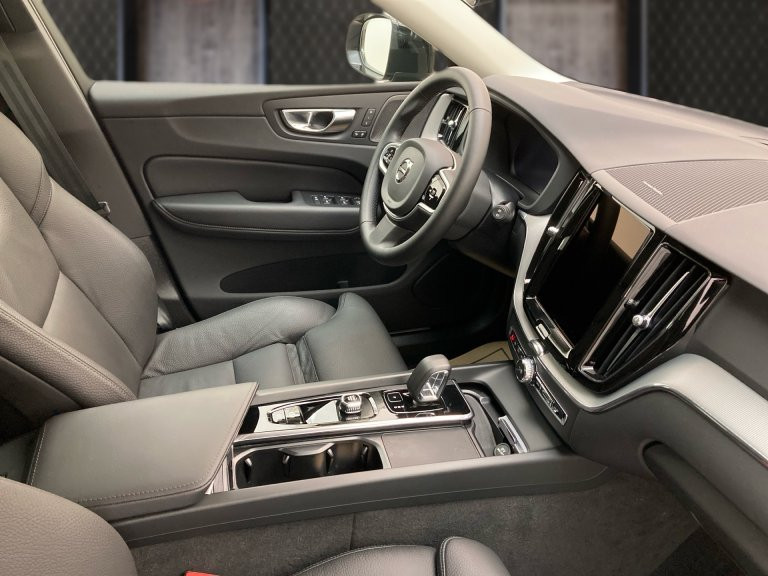 Bild 5: VOLVO PKW XC60 Plus, B5 Mild Hybrid, Benzin, Dark