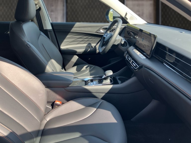 Bild 9: MG HS HEV Luxury Lenkradhzg. 25.5