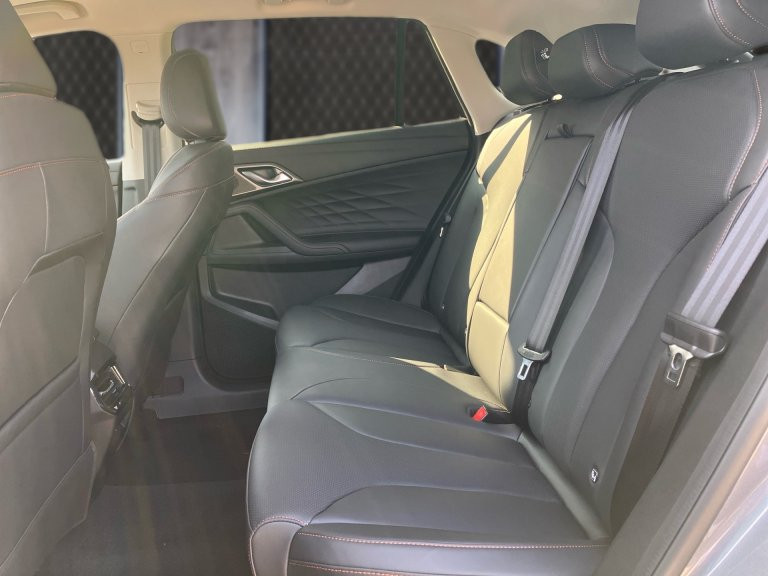 Bild 12: MG HS HEV Luxury Lenkradhzg. 25.5