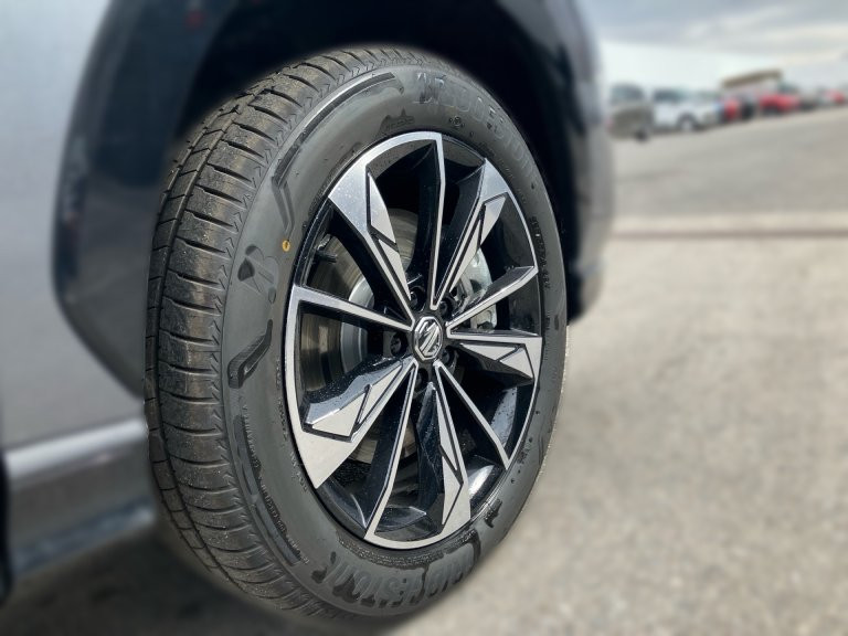 Bild 10: MG HS HEV Luxury Lenkradhzg. 25.5