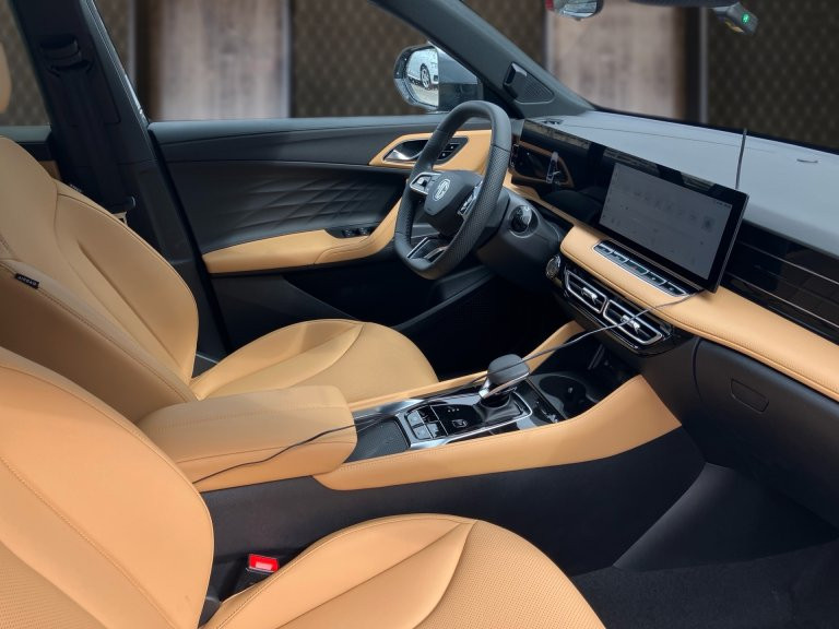 Bild 11: MG HS HEV Luxury Lenkradhzg. 25.5