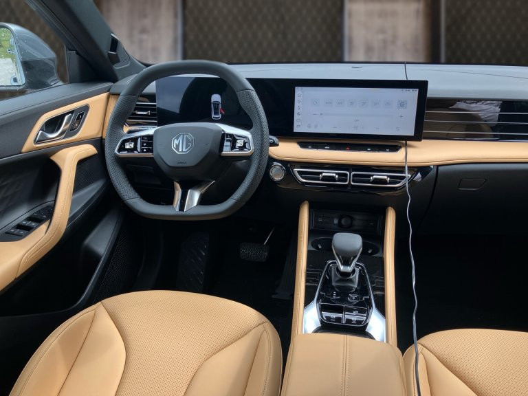 Bild 12: MG HS HEV Luxury Lenkradhzg. 25.5