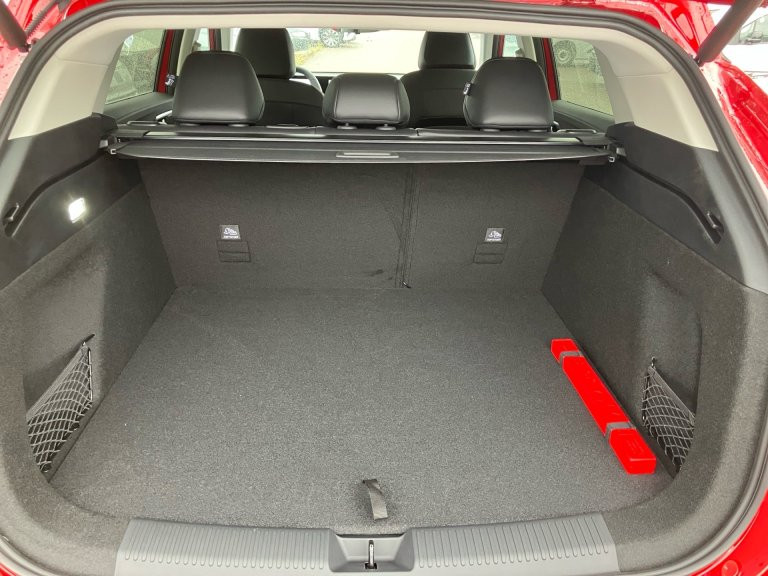 Bild 9: MG HS HEV Luxury Lenkradhzg. 25.5