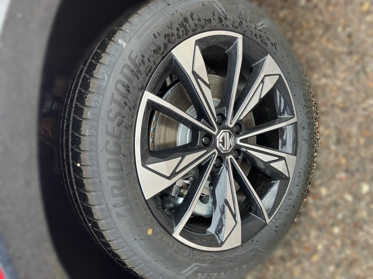 Bild 4: MG HS HEV Luxury Lenkradhzg. 25.5