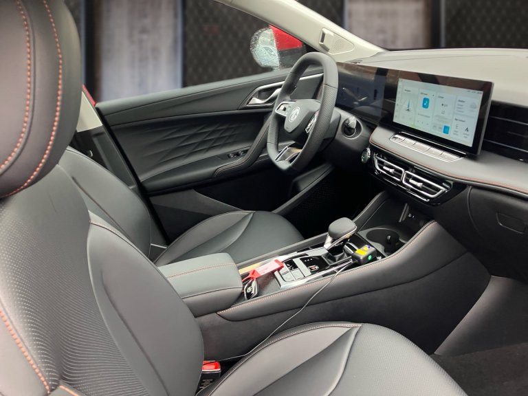 Bild 5: MG HS HEV Luxury Lenkradhzg. 25.5