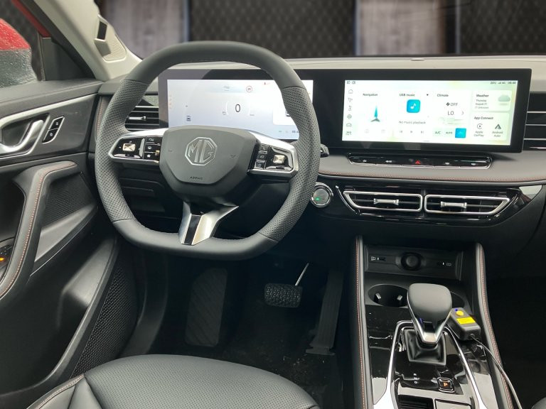 Bild 6: MG HS HEV Luxury Lenkradhzg. 25.5