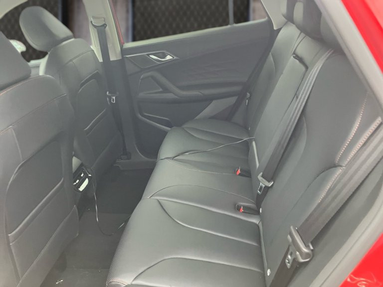 Bild 8: MG HS HEV Luxury Lenkradhzg. 25.5