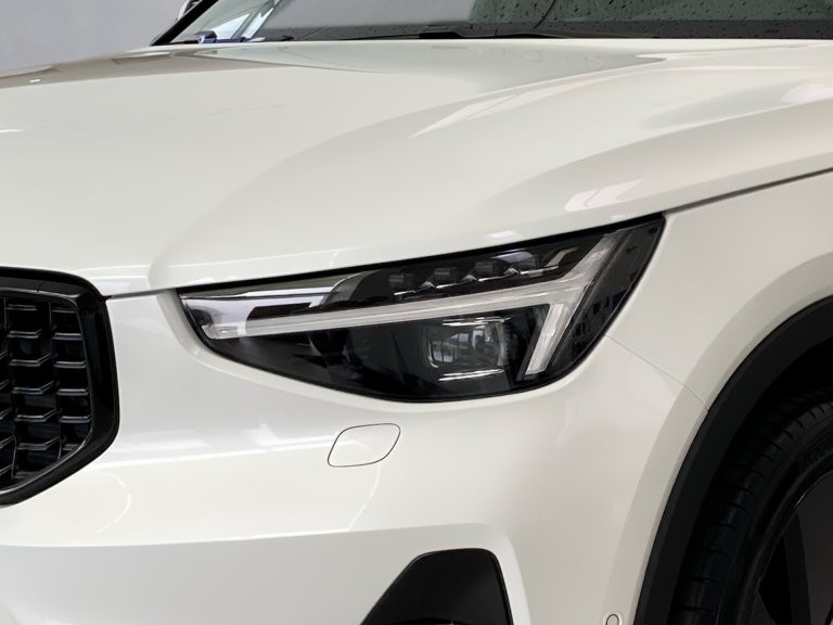 Bild 6: VOLVO PKW XC40 B3 Plus Black Edition Mild Hybrid
