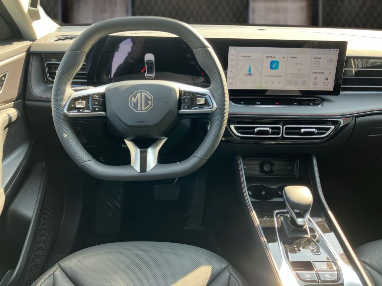 Bild 10: MG HS HEV Luxury Lenkradhzg. 25.5