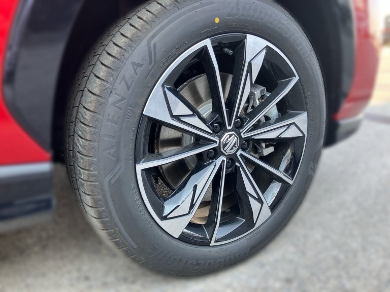 Bild 10: MG HS HEV Luxury Lenkradhzg. 25.5