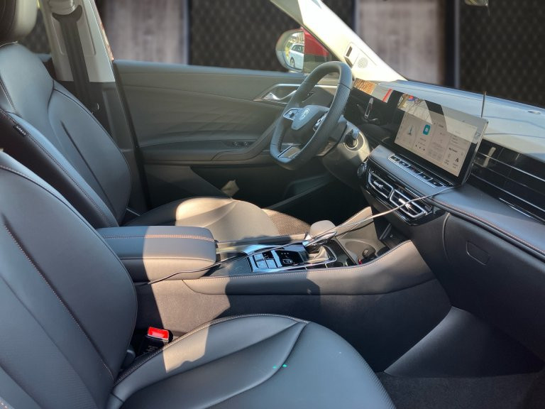 Bild 11: MG HS HEV Luxury Lenkradhzg. 25.5