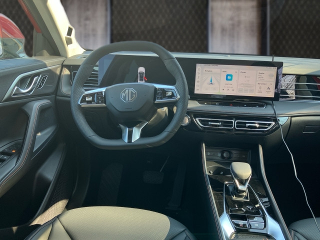 Bild 12: MG HS HEV Luxury Lenkradhzg. 25.5