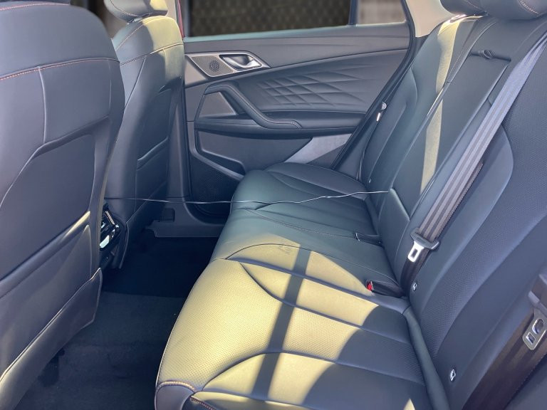 Bild 14: MG HS HEV Luxury Lenkradhzg. 25.5