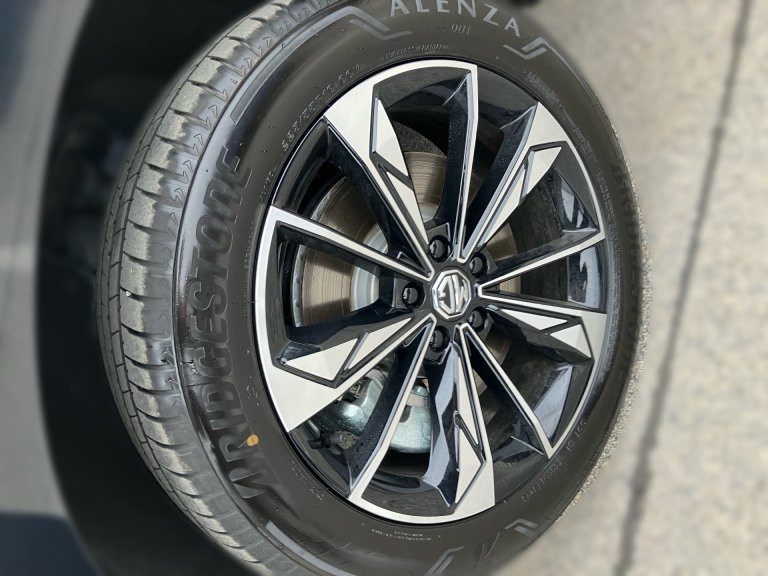 Bild 4: MG HS PHEV+ Luxury Lenkradhzg. 25.5