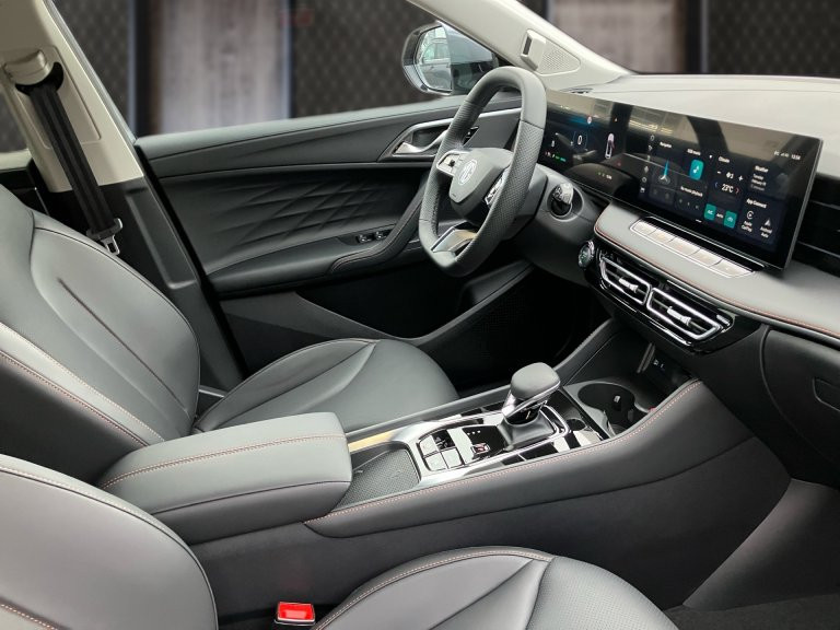 Bild 5: MG HS PHEV+ Luxury Lenkradhzg. 25.5