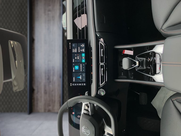 Bild 8: MG HS PHEV+ Luxury Lenkradhzg. 25.5