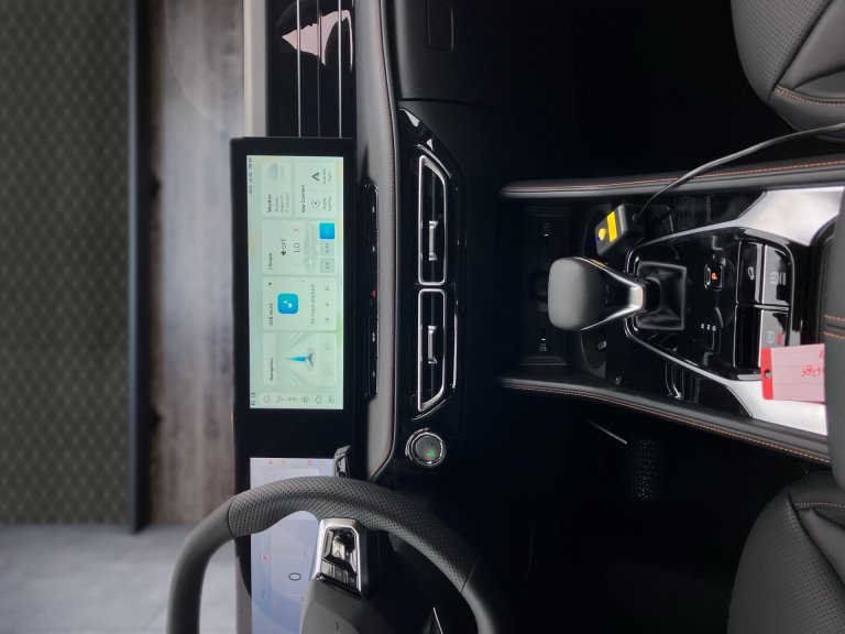 Bild 7: MG HS HEV Luxury Lenkradhzg. 25.5