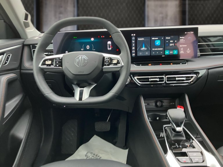 Bild 6: MG HS HEV Luxury Lenkradhzg. 25.5