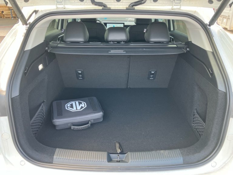 Bild 9: MG HS HEV Luxury Lenkradhzg. 25.5 Österreich Paket