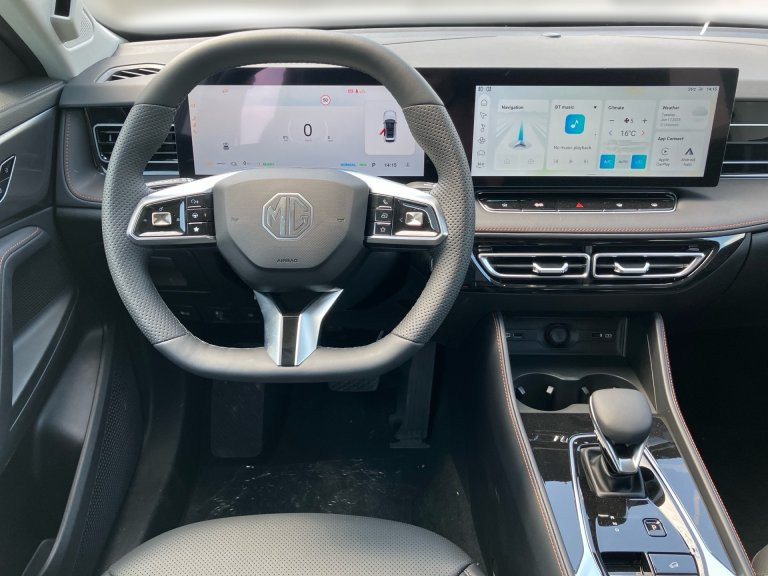 Bild 11: MG HS HEV Luxury Lenkradhzg. 25.5 Österreich Paket