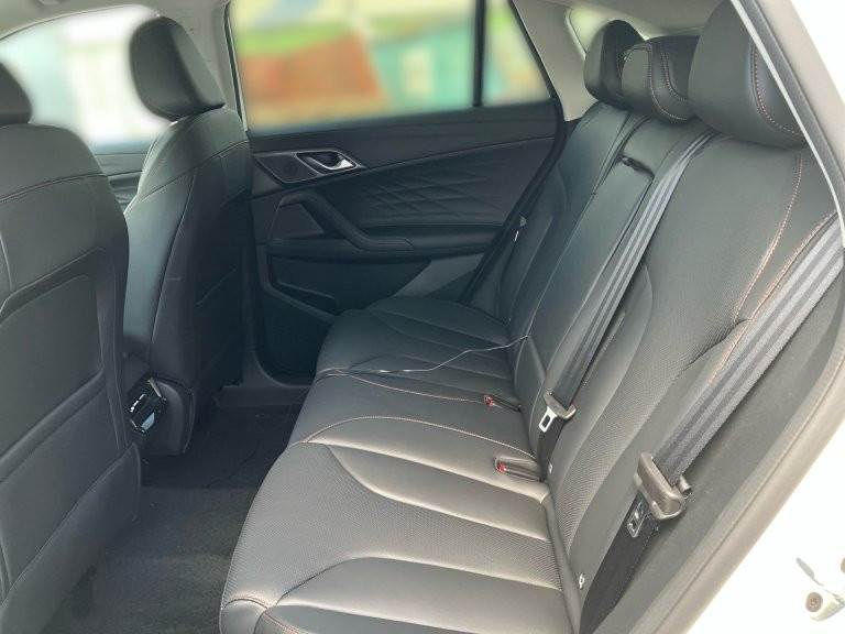 Bild 8: MG HS HEV Luxury Lenkradhzg. 25.5 Österreich Paket