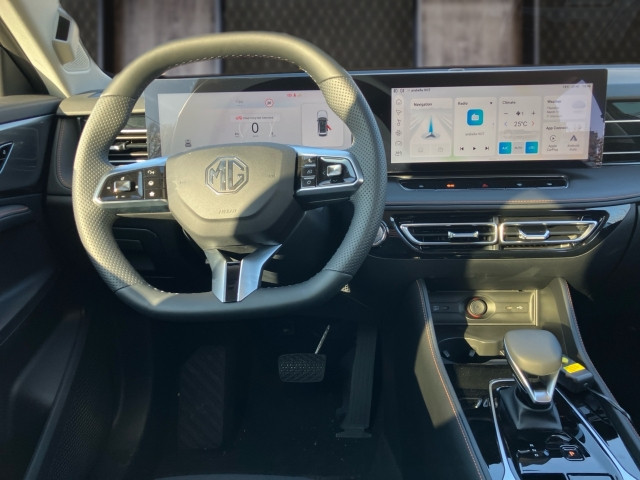 Bild 6: MG HS HEV Luxury Lenkradhzg. 25.5