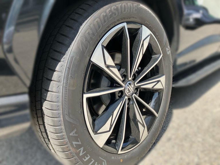 Bild 6: MG HS HEV Luxury Lenkradhzg. 25.5  Österreich Paket