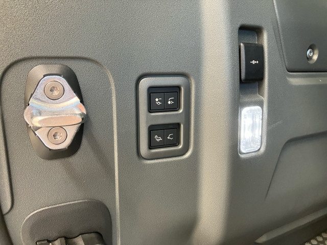 Bild 11: Land Rover Defender 110 P300e X-Dynamic SE