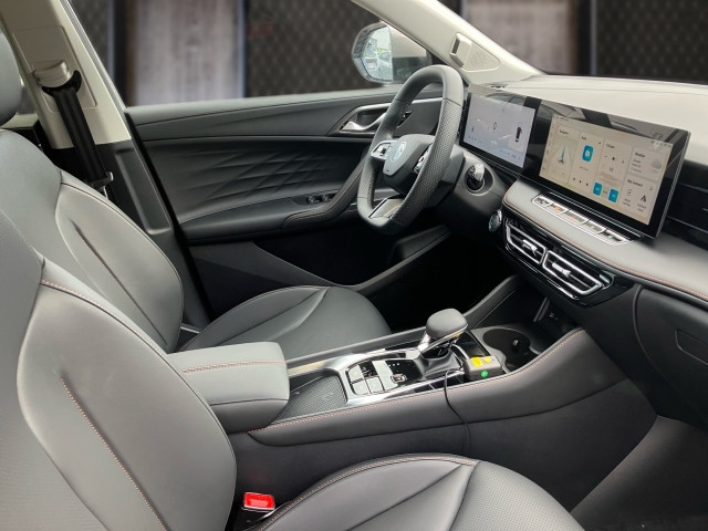 Bild 5: MG HS PHEV+ Luxury Lenkradhzg. 25.5