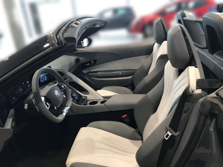 Bild 11: MG Cyberster GT ALC Grau/Schwarz + Rotes Dach Österreich Paket 