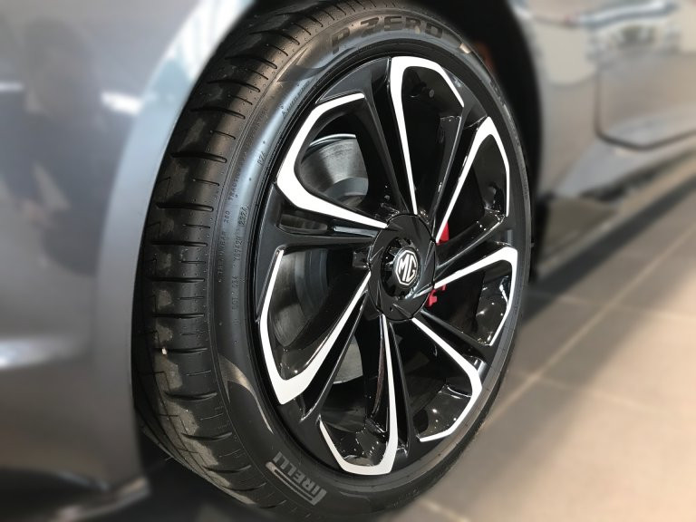 Bild 8: MG Cyberster GT ALC Grau/Schwarz + Rotes Dach Österreich Paket 