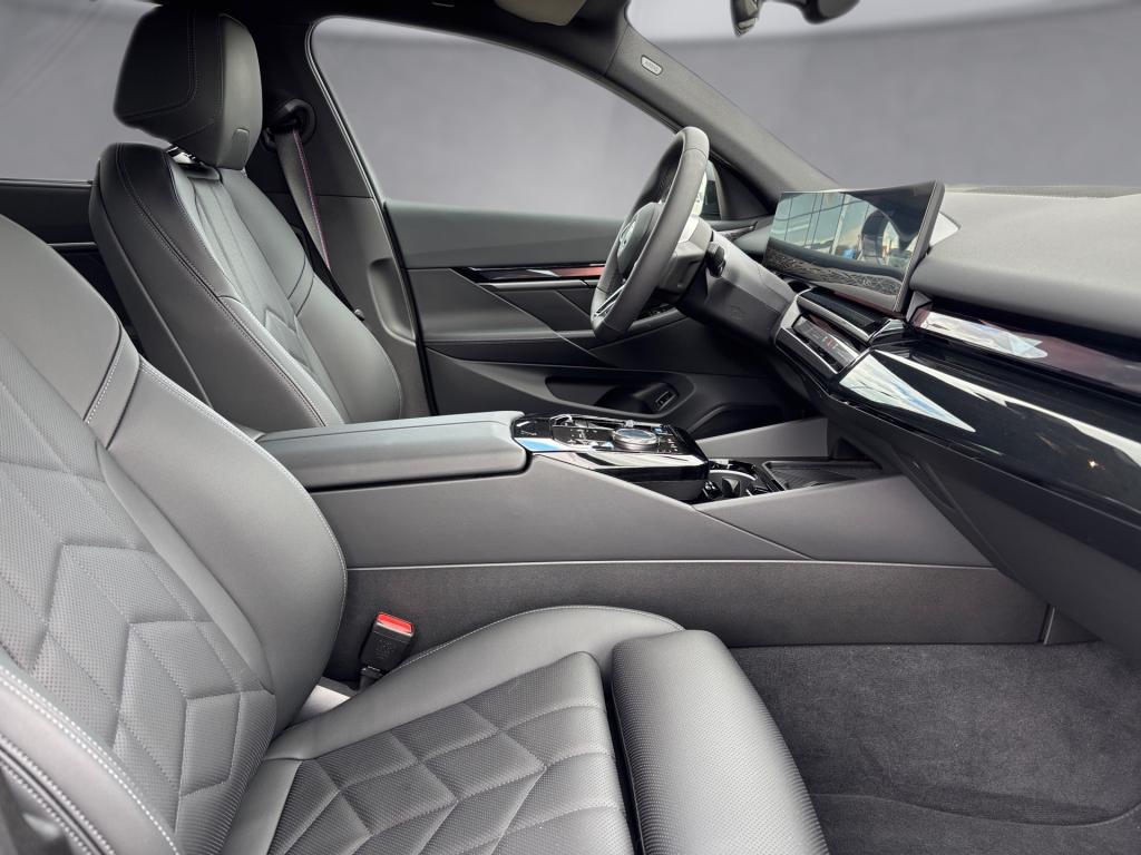 Bild 10: BMW i5 eDrive40 Limousine